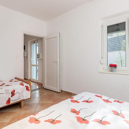 1 Bedroom Beautiful Apartment In Vrh Vrh  Extérieur photo