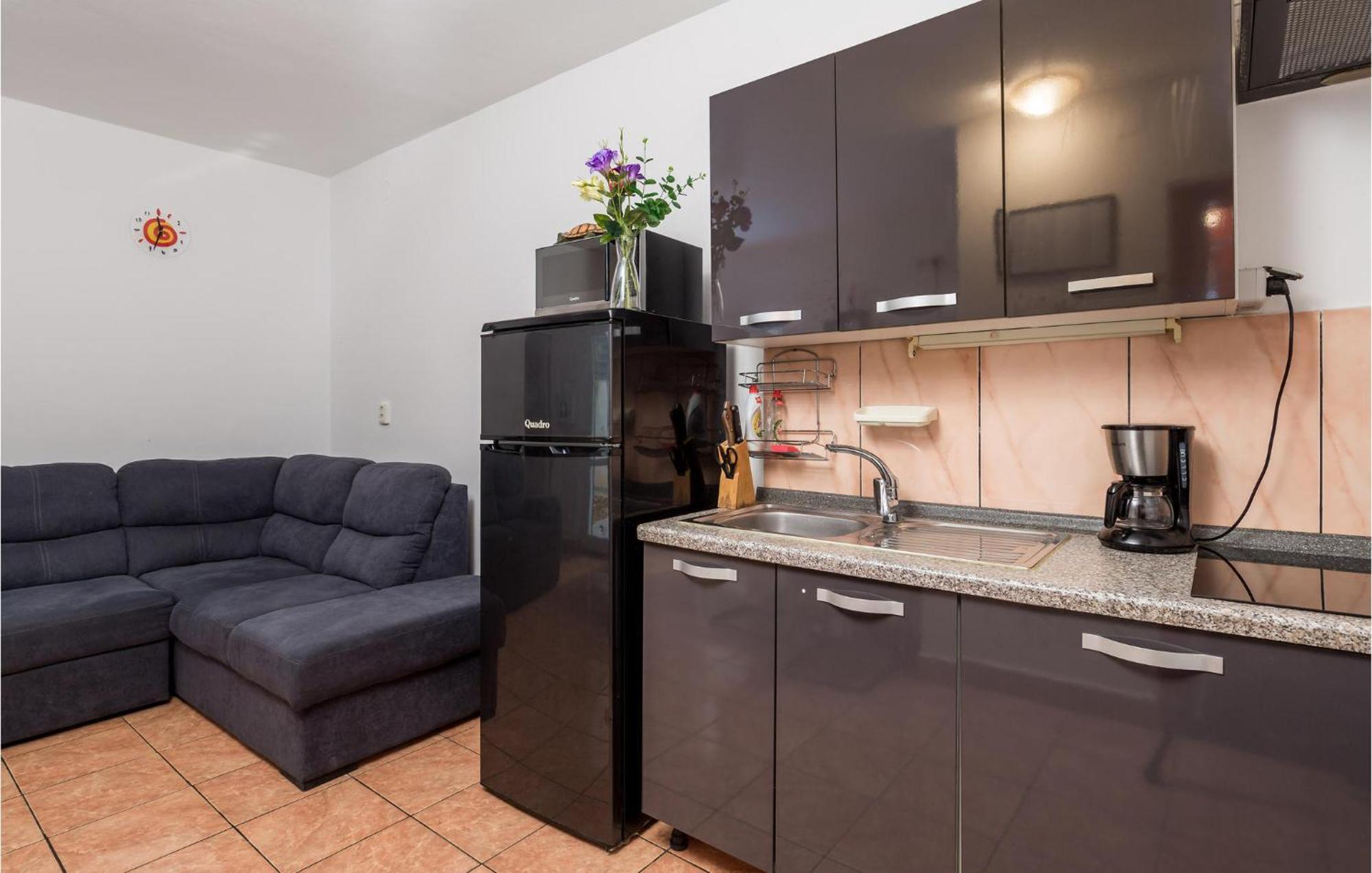1 Bedroom Beautiful Apartment In Vrh Vrh  Extérieur photo