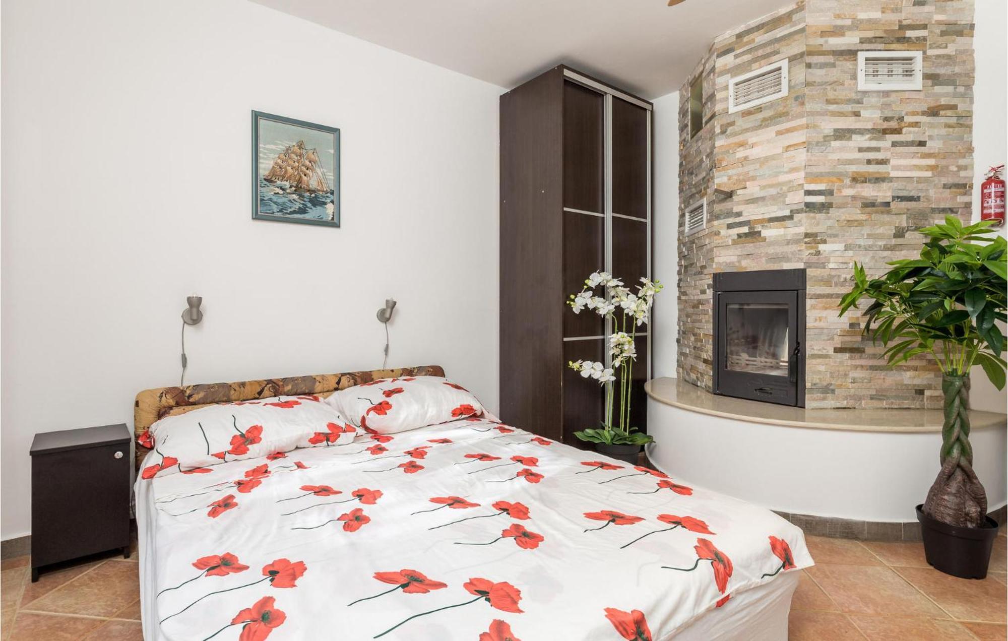 1 Bedroom Beautiful Apartment In Vrh Vrh  Extérieur photo