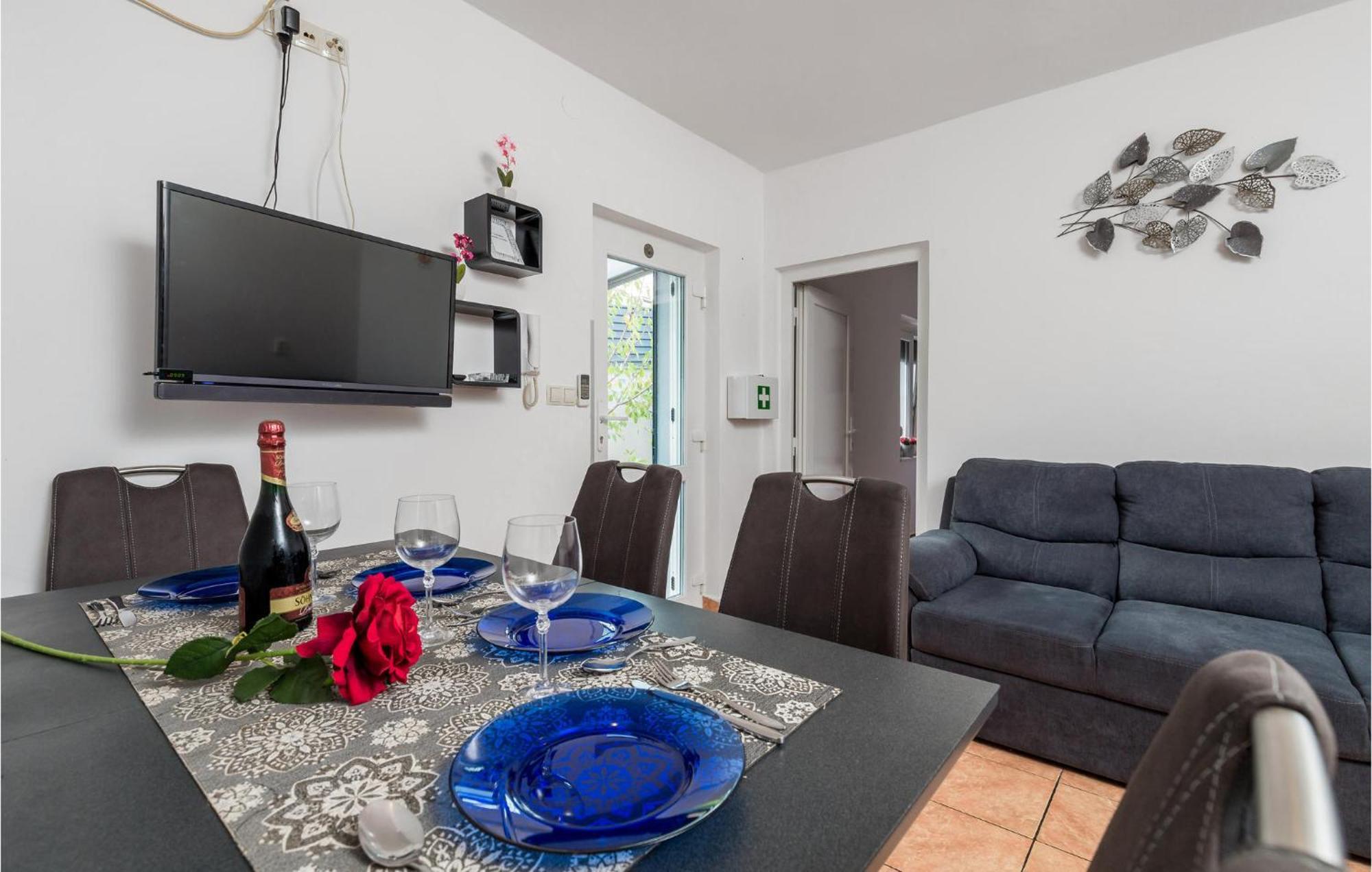 1 Bedroom Beautiful Apartment In Vrh Vrh  Extérieur photo