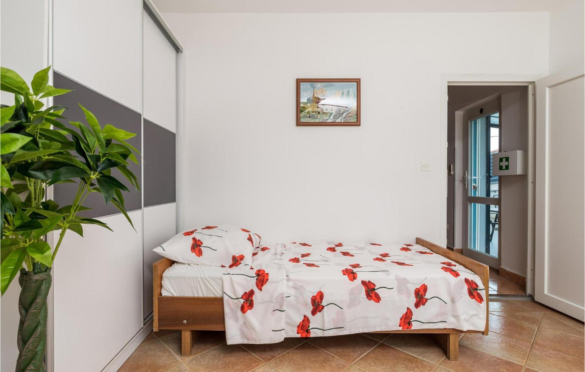 1 Bedroom Beautiful Apartment In Vrh Vrh  Extérieur photo