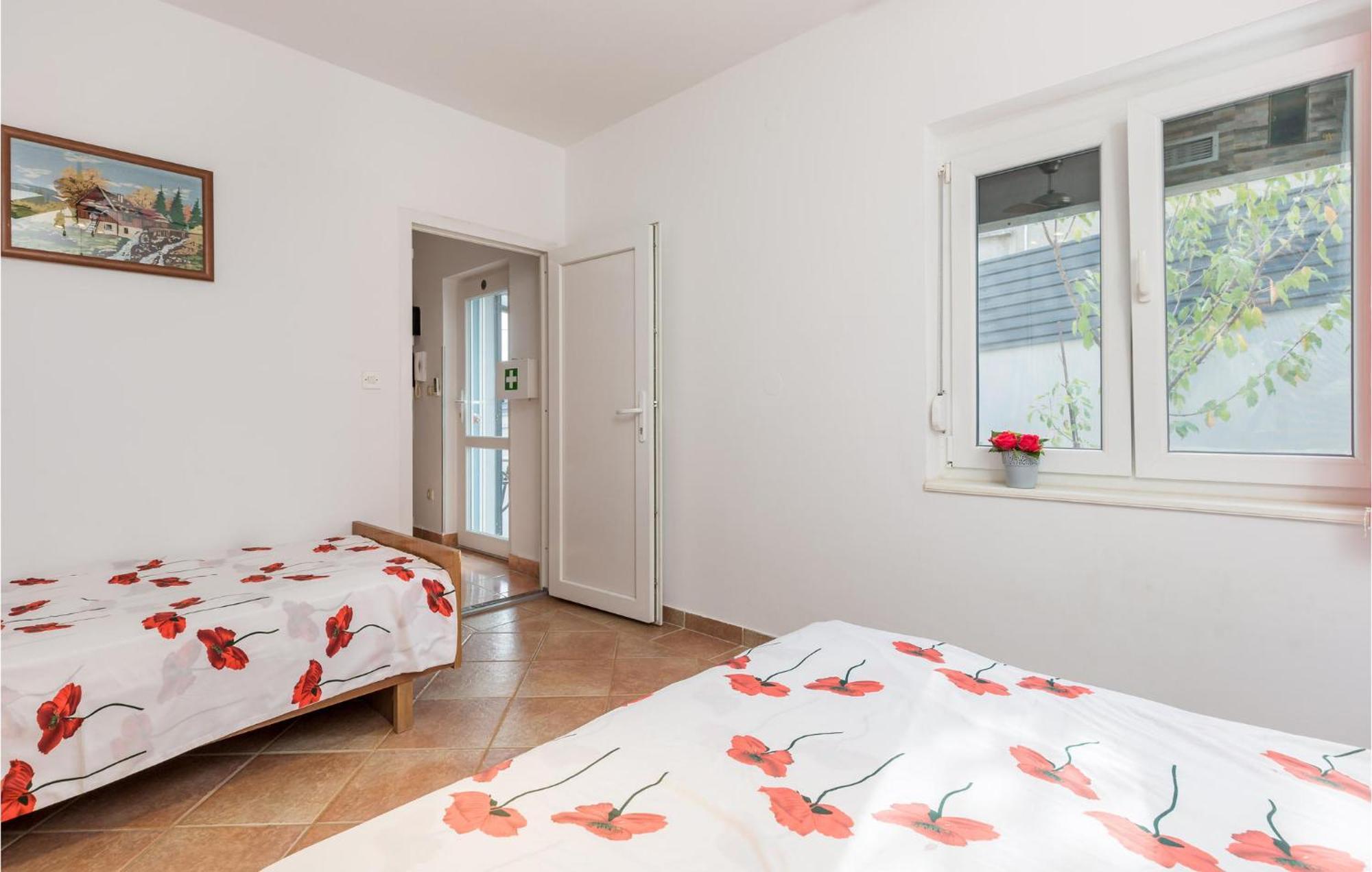 1 Bedroom Beautiful Apartment In Vrh Vrh  Extérieur photo